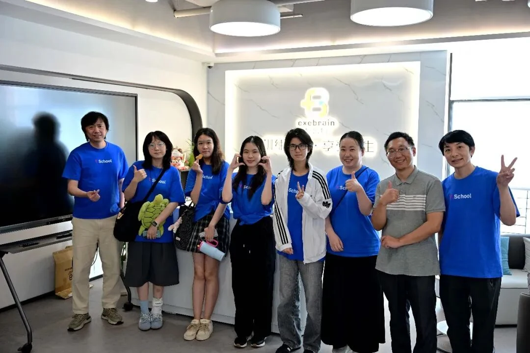 走进脑机接口前沿现场｜2026 T.School脑与认知科学研究夏校走访易思脑，探索大脑与科技的未来