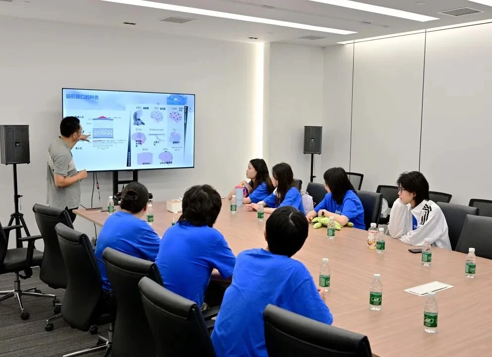 走进脑机接口前沿现场｜2026 T.School脑与认知科学研究夏校走访易思脑，探索大脑与科技的未来 · 活动照片