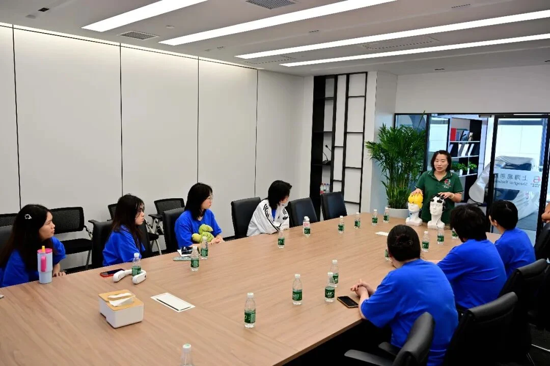 走进脑机接口前沿现场｜2026 T.School脑与认知科学研究夏校走访易思脑，探索大脑与科技的未来 · 活动照片