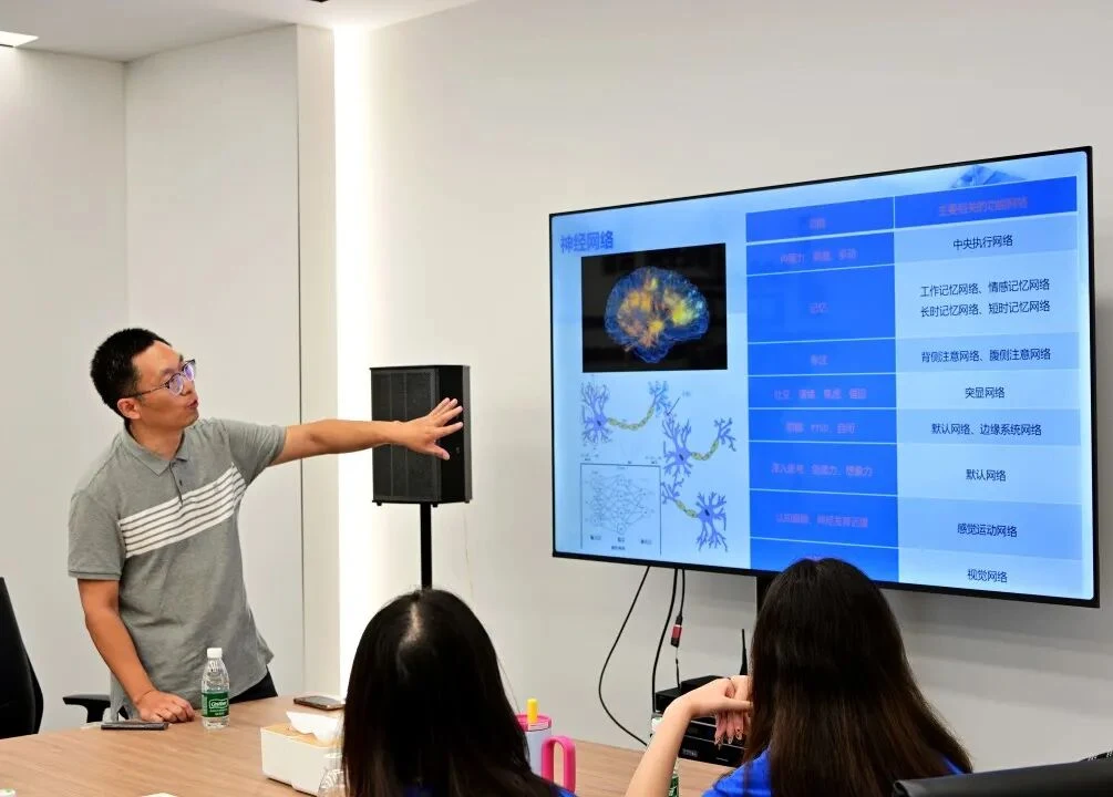 走进脑机接口前沿现场｜2026 T.School脑与认知科学研究夏校走访易思脑，探索大脑与科技的未来 · 活动照片